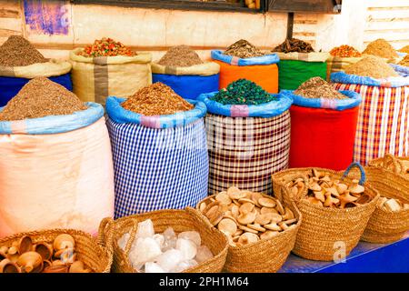 Erbe e spezie vendute in un negozio nel souk di Marrakech, Marocco Foto Stock