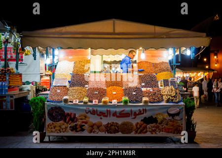 Uomo che vende frutta secca nella vecchia medina della città di Marrakech. Marrakech, Marocco - 29 aprile 2016 Foto Stock