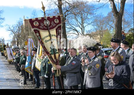 Lutherstadt Wittenberg, Germania. 25th Mar, 2023. Il Freischützenbund di Quedlinburg con la sua bandiera partecipa alla sfilata per il 33rd° giorno dell'Associazione di Tiro di Stato attraverso il centro della città. Con 19.900 membri in 455 club in tutti i nuovi stati federali, la Land Shooting Association è la quarta associazione professionale più grande della Land Sports Association. Credit: Heiko Rebsch/dpa/ZB/dpa/Alamy Live News Foto Stock