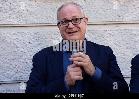 Roma, Italia. 25th Mar, 2023. Il sindaco di Roma Roberto Gualtieri parla durante la cerimonia di presentazione della targa in onore dell'attore Mario Brega, il giorno in cui avrebbe girato 100. Credit: Vincenzo Nuzzolese/Alamy Live News Foto Stock