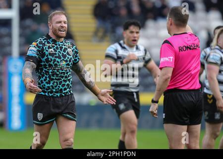 Oliver Holmes #16 di Leigh Leopards si lamenta con Reberee ben Thaler durante la partita Betfred Super League Round 6 Hull FC vs Leigh Leopards allo stadio MKM di Hull, Regno Unito, 25th marzo 2023 (Foto di James Heaton/News Images) Foto Stock