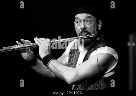 Milano Italia 10/05/2004: Ian Anderson , concerto dal vivo di Jethro Tull al Teatro Nazionale Foto Stock