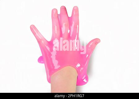 Giocare a mano con texture slime con bolle, stretching la sostanza gooey. Mano adolescente femmina che tiene rosa brillante slime, schiacciandolo. Adorabile Gir Foto Stock