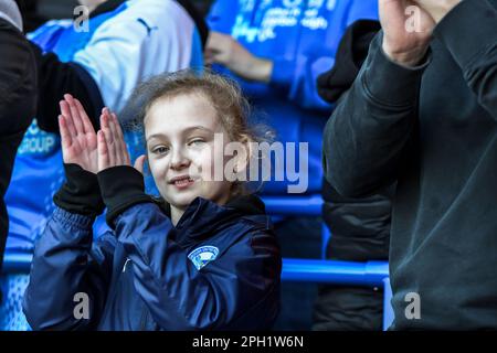 Peterborough, Regno Unito. 25th marzo, 2023. Un giovane fan applaude i giocatori alla fine della partita durante la partita della Sky Bet League 1 tra Peterborough e Derby County a London Road, Peterborough sabato 25th marzo 2023. (Foto: Kevin Hodgson | NOTIZIE MI) Credit: NOTIZIE MI & Sport /Alamy Live News Foto Stock