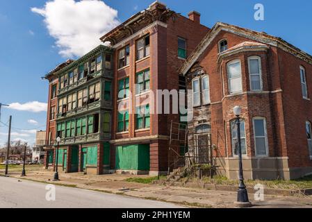 Edificio abbandonato nel centro di Cairo, Illinois, USA. Foto Stock