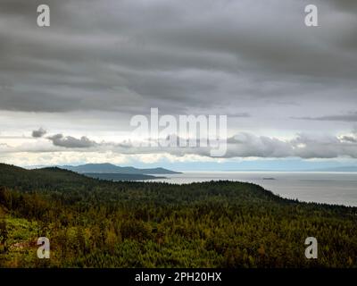 BC00669-00...BRITISH COLUMBIA - Vista sullo stretto della Georgia dal Sunshine Coast Trail a Mazanita Bluff Foto Stock