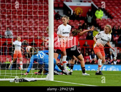 Manchester, Regno Unito. 25th Mar, 2023. Il portiere del Manchester United Mary Earps fa un salvataggio e viene ferito durante la partita della fa Women's Super League a Old Trafford, Manchester. Il credito dell'immagine dovrebbe essere: Gary Oakley/Sportimage Credit: Sportimage/Alamy Live News Foto Stock