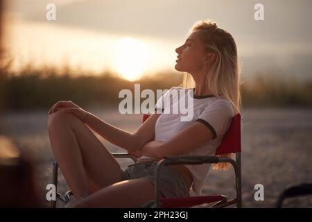 Giovane ragazza godendo al tramonto sulla natura. Viaggio e l'amicizia celebrazione concetto Foto Stock