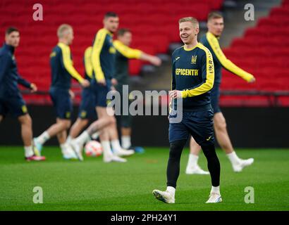 Oleksandr Zinchenko durante una sessione di allenamento allo stadio di Wembley, Londra. Data immagine: Sabato 25 marzo 2023. Foto Stock