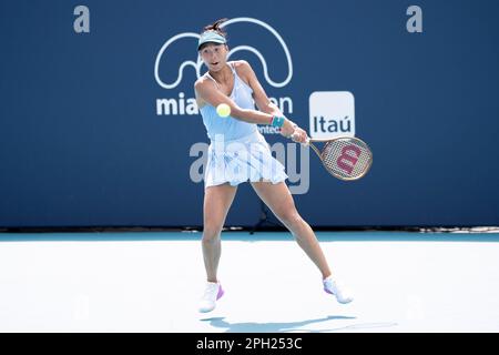 Miami Gardens, Florida, Stati Uniti. 22nd Mar, 2023. Marzo, 24 - Miami Gardens: Liudmila Samsonova in azione qui, suona Qinwen Zheng della Cina durante il terzo round del Miami Open 2023 di Itau. (Credit Image: © Andrew Patron/ZUMA Press Wire) SOLO PER USO EDITORIALE! Non per USO commerciale! Foto Stock