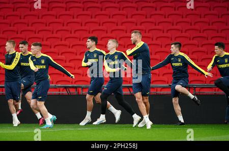 Oleksandr Zinchenko (centro) dell'Ucraina e Ruslan Malinovskyi (centro sinistra) durante una sessione di allenamento al Wembley Stadium, Londra. Data immagine: Sabato 25 marzo 2023. Foto Stock