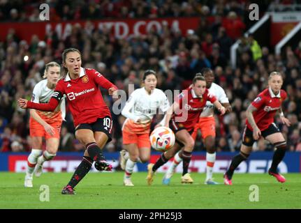 Katie Zelem del Manchester United segna il primo goal del gioco da una penalità durante la partita della Super League Barclays Women a Old Trafford, Manchester. Data immagine: Sabato 25 marzo 2023. Foto Stock