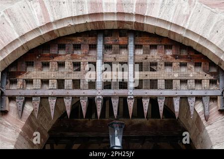 BASILEA, SVIZZERA - 27 FEBBRAIO 2023: Vista del portellis sulla porta Spalentor nelle mura della città vecchia Foto Stock