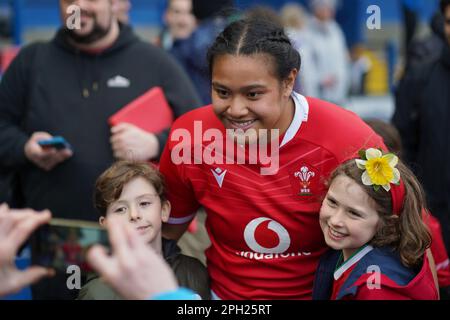 Cardiff, Galles, Regno Unito. 25th Mar, 2023. Sisilia Tuipulotu. I giocatori gallesi si incontrano e salutano i loro fan dopo che il Galles 31-5 ha vinto l'Irlanda. Credit Penallta Photographics / Alamy Live Credit: Penallta Photographics/Alamy Live News Foto Stock