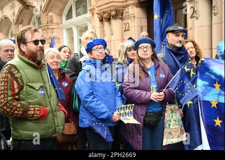 Piazza del Parlamento, Londra, Regno Unito. 25th Mar, 2023. Manifestazione europea pro-UE una riadesione nazionale Marzo - Giornata per la riadesione sventolando le bandiere europee marcia a Westminster. Credit: Vedi li/Picture Capital/Alamy Live News Foto Stock