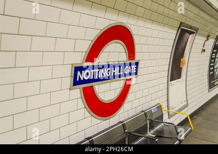LONDRA - 28 MAGGIO: Segnale della metropolitana di Notting Hill Gate a Londra, 28 maggio 2013. Il sistema della metropolitana di Londra serve 270 stazioni e ha 402 chilometri (250 mi) Foto Stock