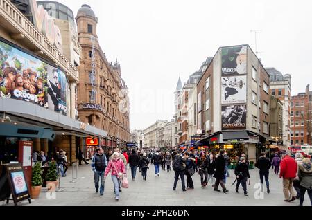 LONDRA - 24 MARZO: Persone che camminano in Leicester Square a Londra, 24 marzo 2013. Il Square è considerato il centro dei cinema di Londra, noto anche come theaterla Foto Stock