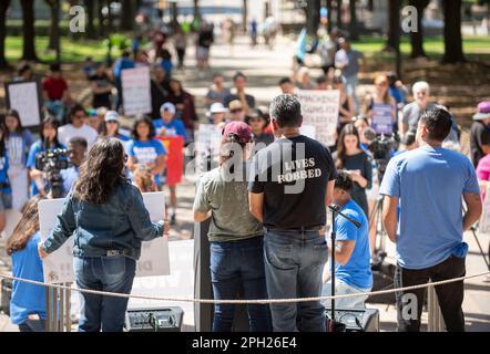 Austin, Texas, Stati Uniti. 25th Mar, 2023. I membri della famiglia di Uvalde, TX scuola di tiro vittime si riuniscono ai gradini sud del Campidoglio Sabato, 26th marzo al 5th ° anniversario di marzo per la nostra vita onorando le vittime nel Marjory Stoneman Douglas High School di tiro di massa che si è verificato il 14 febbraio 2018. Le famiglie degli sparatorie a scuola di Uvalde, Texas, del 2022, hanno parlato contro le "armi di guerra" prontamente disponibili, come i fucili automatici AR-15. Credit: Bob Daemmrich/Alamy Live News Foto Stock