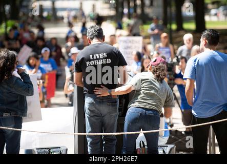 Austin, Texas, Stati Uniti. 25th Mar, 2023. I membri della famiglia di Uvalde, TX scuola di tiro vittime si riuniscono ai gradini sud del Campidoglio Sabato, 26th marzo al 5th ° anniversario di marzo per la nostra vita onorando le vittime nel Marjory Stoneman Douglas High School di tiro di massa che si è verificato il 14 febbraio 2018. Le famiglie degli sparatorie a scuola di Uvalde, Texas, del 2022, hanno parlato contro le "armi di guerra" prontamente disponibili, come i fucili automatici AR-15. Credit: Bob Daemmrich/Alamy Live News Foto Stock