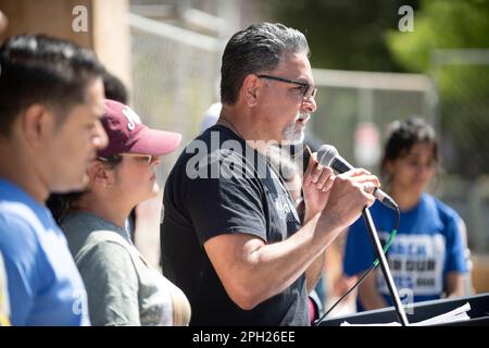 Austin, Texas, Stati Uniti. 25th Mar, 2023. I membri della famiglia di Uvalde, TX scuola di tiro vittime si riuniscono ai gradini sud del Campidoglio Sabato, 26th marzo al 5th ° anniversario di marzo per la nostra vita onorando le vittime nel Marjory Stoneman Douglas High School di tiro di massa che si è verificato il 14 febbraio 2018. Le famiglie degli sparatorie a scuola di Uvalde, Texas, del 2022, hanno parlato contro le "armi di guerra" prontamente disponibili, come i fucili automatici AR-15. Credit: Bob Daemmrich/Alamy Live News Foto Stock