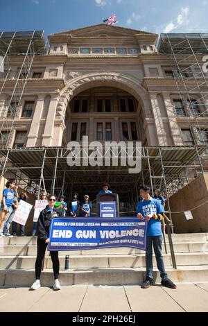 Austin, Texas, Stati Uniti. 25th Mar, 2023. I manifestanti si trovano ai gradini meridionali del Campidoglio del Texas sabato 26th marzo, in occasione del 5th° anniversario di marzo, per le nostre vite che onorano le vittime delle riprese di massa della scuola superiore Marjory Stoneman Douglas, che si sono verificate il 14 febbraio 2018. Le famiglie degli sparatorie a scuola di Uvalde, Texas, del 2022, hanno parlato contro le "armi di guerra" prontamente disponibili, come i fucili automatici AR-15. Credit: Bob Daemmrich/Alamy Live News Foto Stock