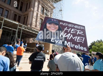 Austin, Texas, Stati Uniti. 25th Mar, 2023. I texani si riuniscono ai gradini sud del Campidoglio sabato 26th marzo, in occasione del 5th° anniversario di marzo, per le nostre vite, in onore delle vittime della sparatoria di massa del Marjory Stoneman Douglas, avvenuta il 14 febbraio 2018. Le famiglie degli sparatorie a scuola di Uvalde, Texas, del 2022, hanno parlato contro le "armi di guerra" prontamente disponibili, come i fucili automatici AR-15. EVA MIRELES è stato un insegnante ucciso nel maggio 2022 Uvalde sparatorie. Credit: Bob Daemmrich/Alamy Live News Foto Stock