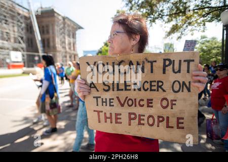 Austin, Texas, Stati Uniti. 25th Mar, 2023. I texani si riuniscono ai gradini sud del Campidoglio sabato 26th marzo, in occasione del 5th° anniversario di marzo, per le nostre vite, in onore delle vittime della sparatoria di massa del Marjory Stoneman Douglas, avvenuta il 14 febbraio 2018. Le famiglie degli sparatorie a scuola di Uvalde, Texas, del 2022, hanno parlato contro le "armi di guerra" prontamente disponibili, come i fucili automatici AR-15. Credit: Bob Daemmrich/Alamy Live News Foto Stock