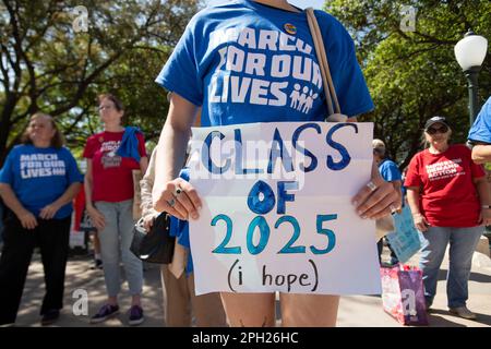 Austin, Texas, Stati Uniti. 25th Mar, 2023. Lo studente universitario AMELIA VALENCIA di Austin si trova ai gradini sud del Campidoglio Sabato, 26th marzo al 5th ° anniversario di marzo per le nostre vite onorando le vittime nel Martery Stoneman Douglas High School di massa che si è verificato il 14 febbraio 2018. Le famiglie degli sparatorie a scuola di Uvalde, Texas, del 2022, hanno parlato contro le "armi di guerra" prontamente disponibili, come i fucili automatici AR-15. Credit: Bob Daemmrich/Alamy Live News Foto Stock