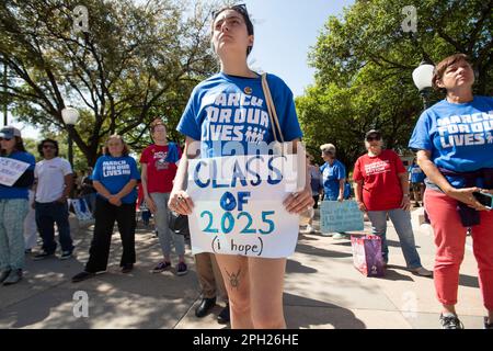 Austin, Texas, Stati Uniti. 25th Mar, 2023. Lo studente universitario AMELIA VALENCIA di Austin si trova ai gradini sud del Campidoglio Sabato, 26th marzo al 5th ° anniversario di marzo per le nostre vite onorando le vittime nel Martery Stoneman Douglas High School di massa che si è verificato il 14 febbraio 2018. Le famiglie degli sparatorie a scuola di Uvalde, Texas, del 2022, hanno parlato contro le "armi di guerra" prontamente disponibili, come i fucili automatici AR-15. Credit: Bob Daemmrich/Alamy Live News Foto Stock
