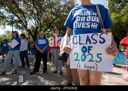 Austin, Texas, Stati Uniti. 25th Mar, 2023. Lo studente universitario AMELIA VALENCIA di Austin si trova ai gradini sud del Campidoglio Sabato, 26th marzo al 5th ° anniversario di marzo per le nostre vite onorando le vittime nel Martery Stoneman Douglas High School di massa che si è verificato il 14 febbraio 2018. Le famiglie degli sparatorie a scuola di Uvalde, Texas, del 2022, hanno parlato contro le "armi di guerra" prontamente disponibili, come i fucili automatici AR-15. Credit: Bob Daemmrich/Alamy Live News Foto Stock