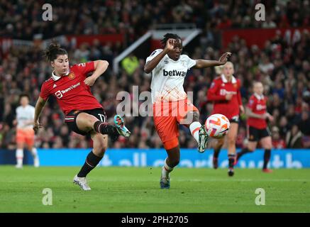 Lucia Garcia del Manchester United segna il secondo goal del gioco durante la partita della Super League femminile di Barclays a Old Trafford, Manchester. Data immagine: Sabato 25 marzo 2023. Foto Stock