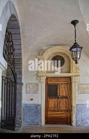 LIONE, FRANCIA, 12 marzo 2023 : il chiostro dell'antico ospedale Hotel-Dieu, ora rinnovato come centro commerciale e d'arte. Foto Stock