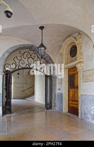 LIONE, FRANCIA, 12 marzo 2023 : il chiostro dell'antico ospedale Hotel-Dieu, ora rinnovato come centro commerciale e d'arte. Foto Stock