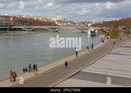 LIONE, FRANCIA, 12 marzo 2023 : i fiumi della città ospitano molti sentieri, piscine, posti a sedere, qui sulle rive del Rhône. Foto Stock