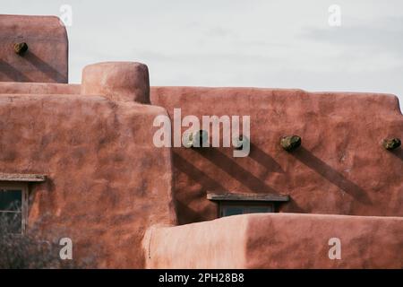 Un edificio in stile Adobe all'interno della Petrified National Forest in Arizona. Foto Stock