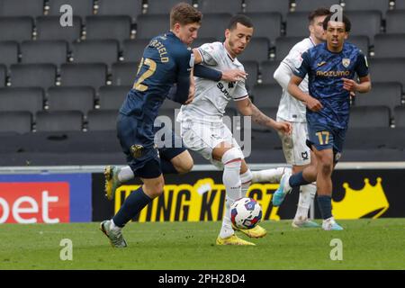 Milton Keynes sabato 25th marzo 2023. Josh Austerfield di Morecambe sfida Milton Keynes Dons Nathan Holland durante la seconda metà della partita della Sky Bet League 1 tra MK Dons e Morecambe allo Stadio MK, Milton Keynes, sabato 25th marzo 2023. (Foto: John Cripps | NOTIZIE MI) Credit: NOTIZIE MI & Sport /Alamy Live News Foto Stock