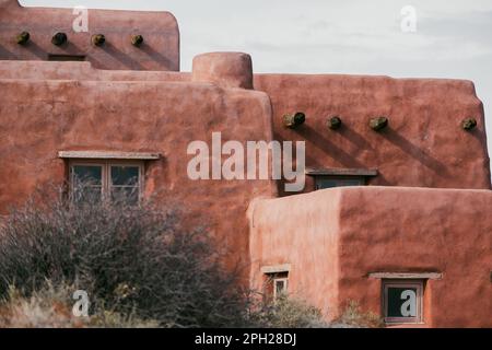 Un edificio in stile Adobe all'interno della Petrified National Forest in Arizona. Foto Stock