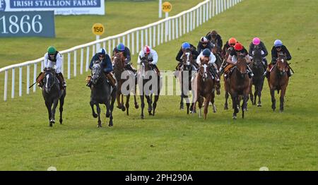 La classica speranza Auguste Rodin (a sinistra) è elaborata dal jockey Wayne Lordan all'ippodromo di Curragh, County Kildare. Data immagine: Sabato 25 marzo 2023. Foto Stock