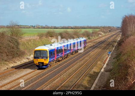 Un Turbo diesel classe 166 numero unità 166201 che lavora un primo servizio Capital Connect a Shottesbrook. 5th marzo 2007. Foto Stock