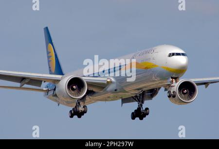 VT-JED Jet Airways Boeing 777-35RER atterrando all'aeroporto Heathrow di Londra. 30th giugno 2008. Foto Stock