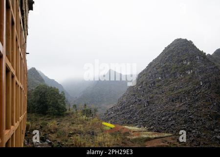 Ha Giang Loop, un'esperienza adrenalinica nel nord del Vietnam con un paesaggio e un'atmosfera incredibili. Il viaggio in moto offre una vacanza avventurosa. Foto Stock