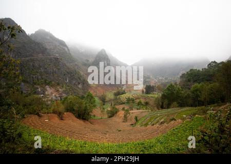 Ha Giang Loop, un'esperienza adrenalinica nel nord del Vietnam con un paesaggio e un'atmosfera incredibili. Il viaggio in moto offre una vacanza avventurosa. Foto Stock