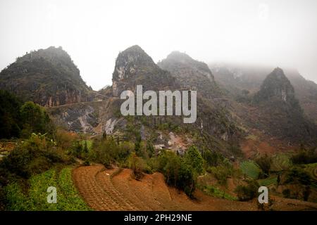 Ha Giang Loop, un'esperienza adrenalinica nel nord del Vietnam con un paesaggio e un'atmosfera incredibili. Il viaggio in moto offre una vacanza avventurosa. Foto Stock