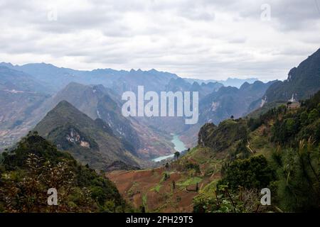 Ha Giang Loop, un'esperienza adrenalinica nel nord del Vietnam con un paesaggio e un'atmosfera incredibili. Il viaggio in moto offre una vacanza avventurosa. Foto Stock