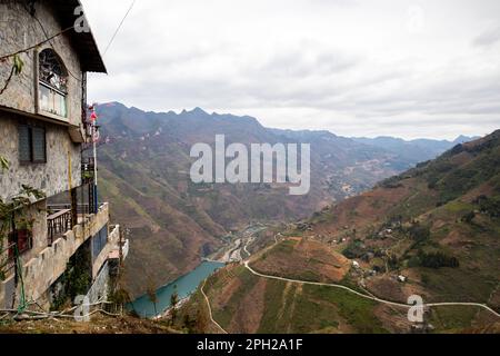 Ha Giang Loop, un'esperienza adrenalinica nel nord del Vietnam con un paesaggio e un'atmosfera incredibili. Il viaggio in moto offre una vacanza avventurosa. Foto Stock