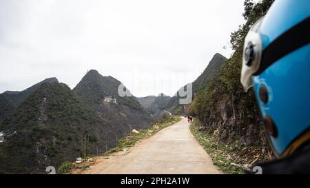 Ha Giang Loop, un'esperienza adrenalinica nel nord del Vietnam con un paesaggio e un'atmosfera incredibili. Il viaggio in moto offre una vacanza avventurosa. Foto Stock