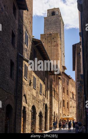 Vista su Via San Matteo, una delle strade principali della città. San Gimignano, Provincia di Siena, Toscana, Italia. San Gimignano è patrimonio dell'umanità dell'UNESCO Foto Stock