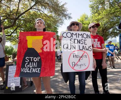 Austin, Texas, Stati Uniti. 25th Mar, 2023. I texani si riuniscono ai gradini sud del Campidoglio sabato 26th marzo, in occasione del 5th° anniversario di marzo, per le nostre vite, in onore delle vittime della sparatoria di massa del Marjory Stoneman Douglas, avvenuta il 14 febbraio 2018. Le famiglie degli sparatorie a scuola di Uvalde, Texas, del 2022, parlavano contro le ''armi di guerra'' facilmente disponibili, come i fucili automatici AR-15. (Credit Image: © Bob Daemmrich/ZUMA Press Wire) SOLO PER USO EDITORIALE! Non per USO commerciale! Credit: ZUMA Press, Inc./Alamy Live News Foto Stock