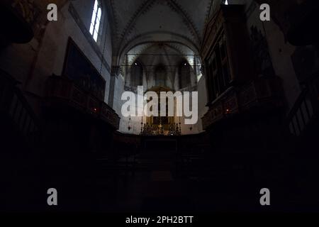 Presbiterio con pala d'altare nell'antica cupola di Brescia Foto Stock