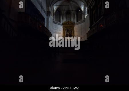 Presbiterio con pala d'altare nell'antica cupola di Brescia Foto Stock